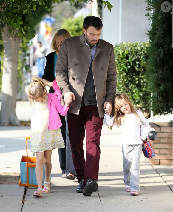 Ben Affleck emmène ses deux filles Violet et Seraphina en compagnie de sa mère chez le dentiste, le 27 novembre 2012 à Los Angeles