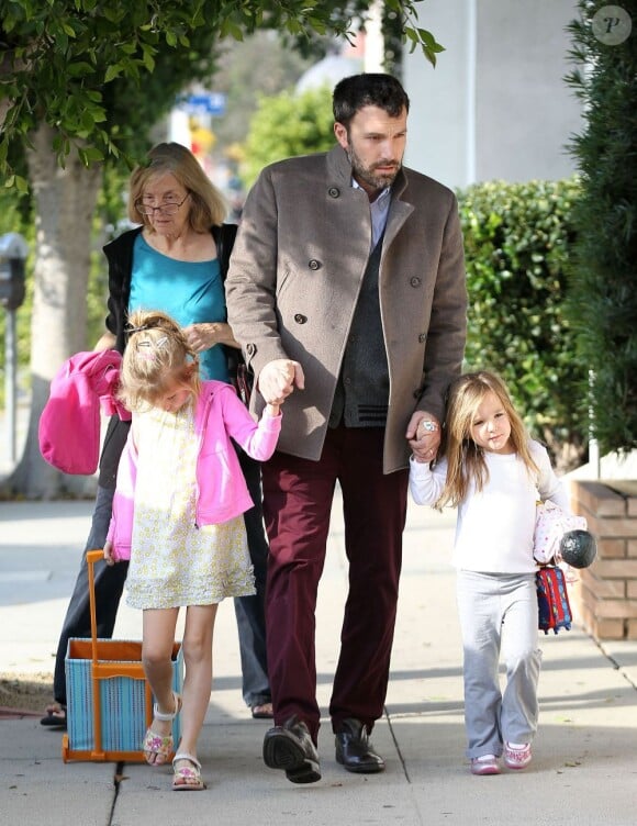 Ben Affleck emmène ses deux filles Violet et Seraphina en compagnie de sa mère chez le dentiste, le 27 novembre 2012 à Los Angeles