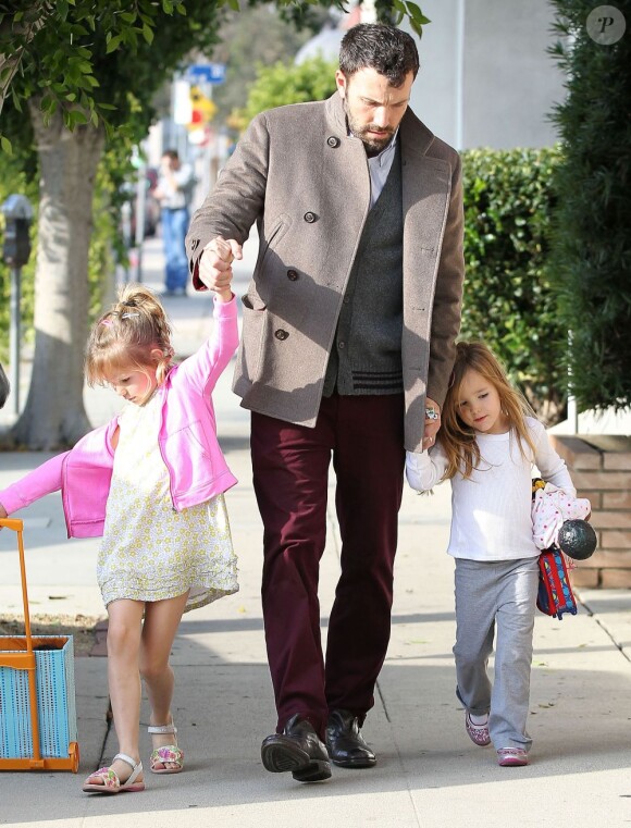 Ben Affleck emmène ses deux filles Violet et Seraphina en compagnie de sa mère chez le dentiste, le 27 novembre 2012 à Los Angeles
