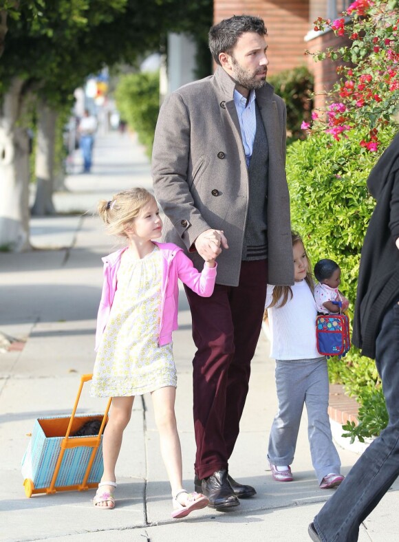 Ben Affleck emmène ses deux filles Violet et Seraphina en compagnie de sa mère chez le dentiste, le 27 novembre 2012 à Los Angeles