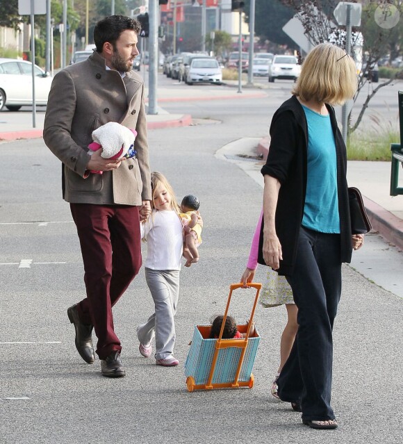 Ben Affleck emmène ses deux filles Violet et Seraphina en compagnie de sa mère chez le dentiste, le 27 novembre 2012 à Los Angeles
