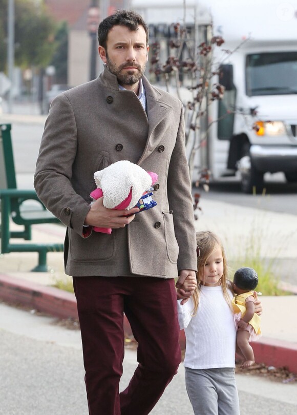 Ben Affleck emmène ses deux filles Violet et Seraphina en compagnie de sa mère chez le dentiste, le 27 novembre 2012 à Los Angeles