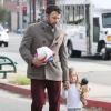 Ben Affleck emmène ses deux filles Violet et Seraphina en compagnie de sa mère chez le dentiste, le 27 novembre 2012 à Los Angeles - Quand maman n'est pas là, il prend le relais