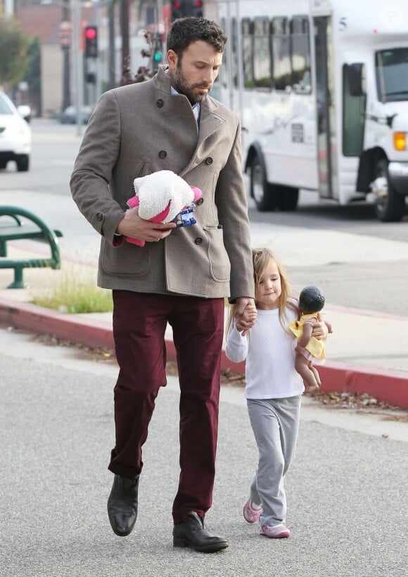 Ben Affleck emmène ses deux filles Violet et Seraphina en compagnie de sa mère chez le dentiste, le 27 novembre 2012 à Los Angeles - Quand maman n'est pas là, il prend le relais