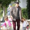 Ben Affleck emmène ses deux filles Violet et Seraphina en compagnie de sa mère chez le dentiste, le 27 novembre 2012 à Los Angeles