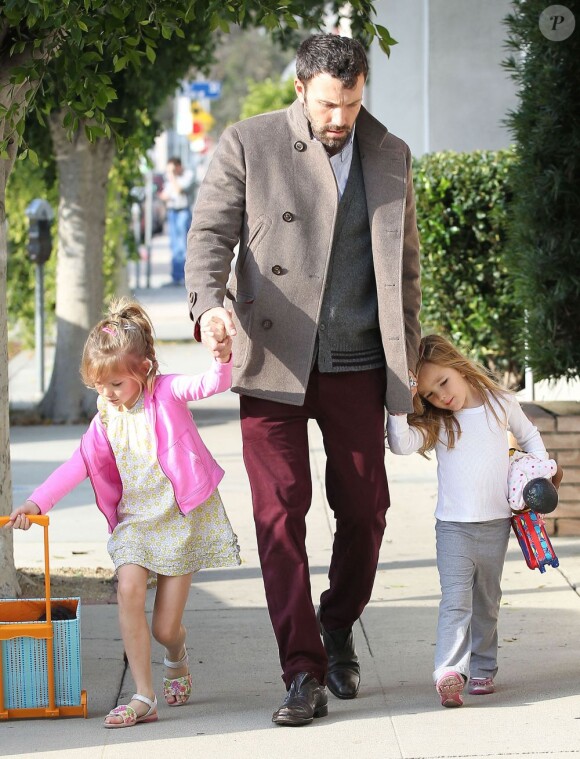 Ben Affleck emmène ses deux filles Violet et Seraphina en compagnie de sa mère chez le dentiste, le 27 novembre 2012 à Los Angeles
