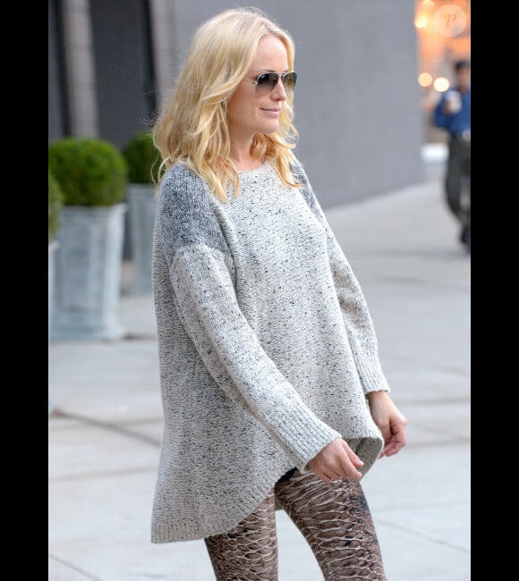 Malin Akerman, enceinte, fait une virée shopping dans les rues de Los Angeles le 27 novembre 2012.