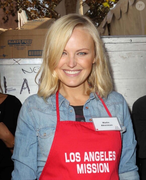 La jolie Malin Akerman distribue des repas aux SDF de Los Angeles le 21 novembre 2012.