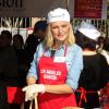 Malin Akerman distribue des repas aux SDF de Los Angeles le 21 novembre 2012.