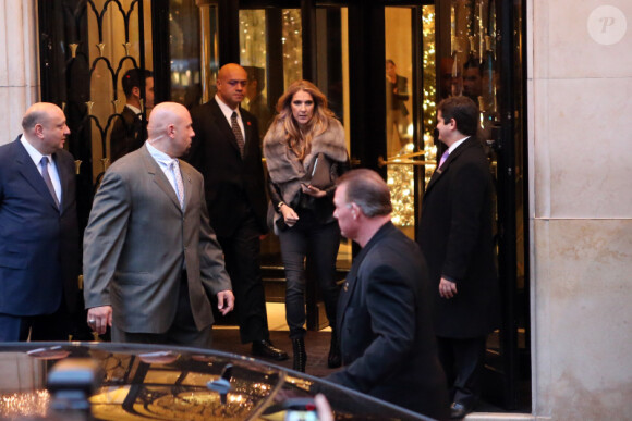 Céline Dion quitte l'hôtel du George V pour se rendre sur le plateau de C à vous sur France 5, le 28 novembre 2012.