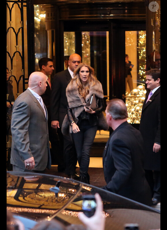 Céline Dion quitte l'hôtel du George V pour se rendre sur le plateau de C à vous sur France 5, le 28 novembre 2012.