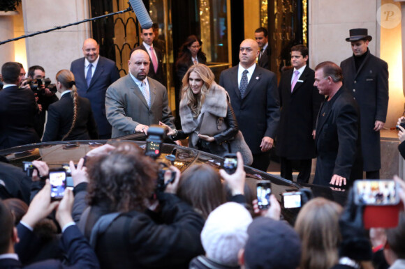 Céline Dion quitte l'hôtel du George V pour se rendre sur le plateau de C à vous sur France 5, le 28 novembre 2012.