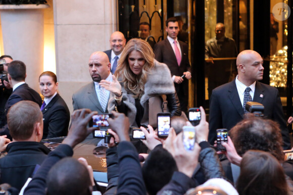 Céline Dion quitte l'hôtel du George V pour se rendre sur le plateau de l'émission C à vous sur France 5, le 28 novembre 2012.