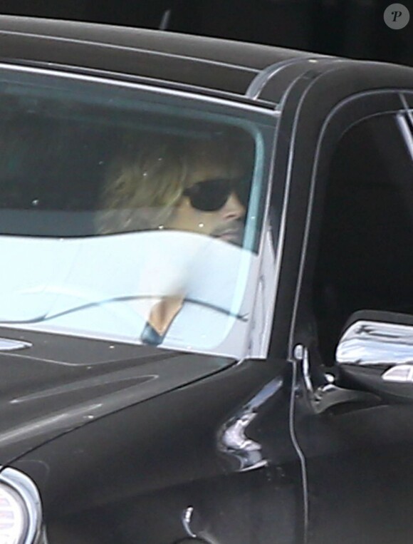 Gabriel Aubry, dans sa voiture, quitte son appartement à West Hollywood, le 28 novembre 2012.