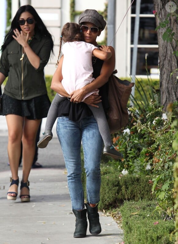 Halle Berry avec sa fille Nahla dans ses bras à Los Angeles le 19 octobre 2012.