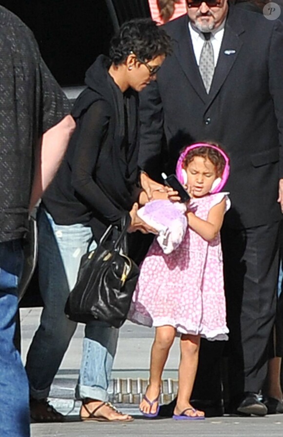 Halle Berry et sa fille se rendent au théâtre à Los Angeles le 23 novembre 2012.