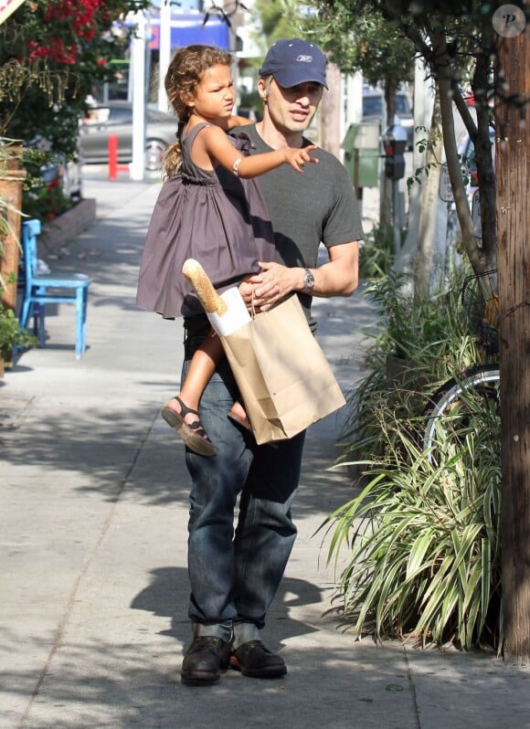 Olivier Martinez et Nahla dans les rues de Los Angeles le 11 août 2012.