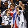 David Beckham, comblé, a célébré avec son équipe et avec ses fils Brooklyn, Cruz et Romeo son deuxième titre consécutif de champion de la MLS avec le Los Angeles Galaxy, grâce à la victoire sur le Dynamo Houston lors de la finale jouée le 1er décembre 2012 au Home Depot Center, et faire ses adieux en apothéose au club américain.