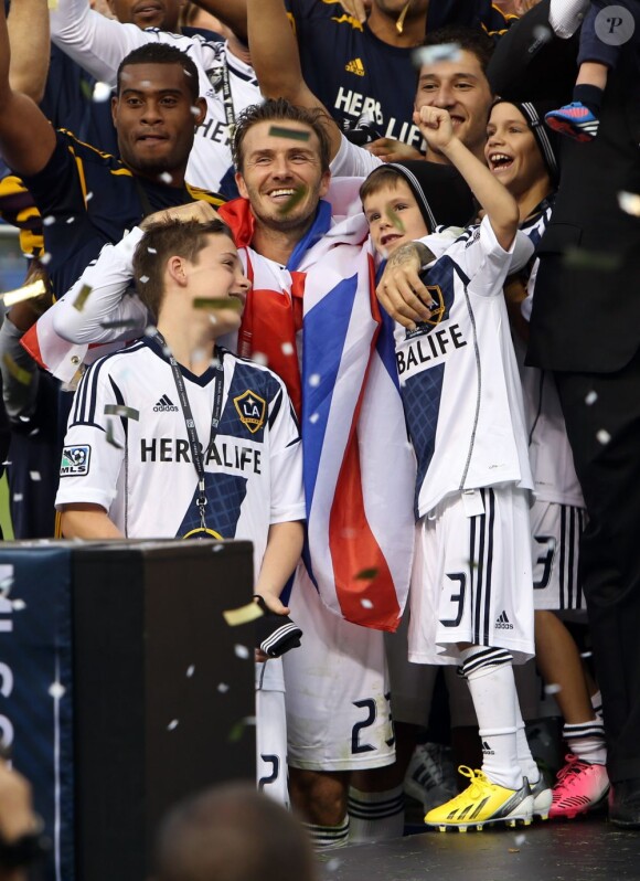 David Beckham, comblé, a célébré avec son équipe et avec ses fils Brooklyn, Cruz et Romeo son deuxième titre consécutif de champion de la MLS avec le Los Angeles Galaxy, grâce à la victoire sur le Dynamo Houston lors de la finale jouée le 1er décembre 2012 au Home Depot Center, et faire ses adieux en apothéose au club américain.