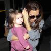Victoria Beckham et sa fille Harper à l'aéroport de Los Angeles le 1er décembre 2012.