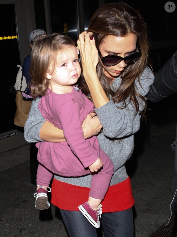 Victoria Beckham et sa fille Harper à l'aéroport de Los Angeles le 1er décembre 2012.