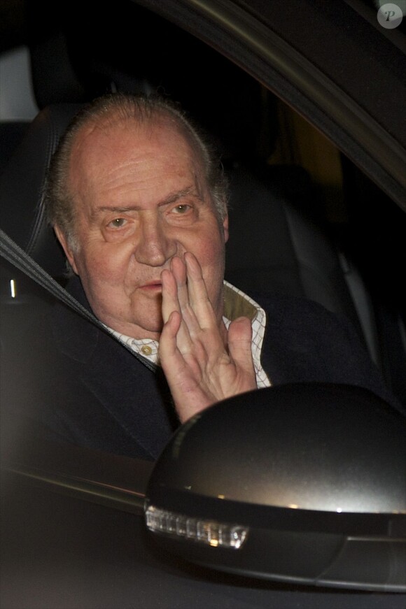 Opéré le 23 novembre de la hanche gauche, le roi Juan Carlos Ier d'Espagne quittait l'hôpital Chiron San José de Madrid dans la soirée du 2 décembre 2012, après avoir bien entamé son programme de rééducation.