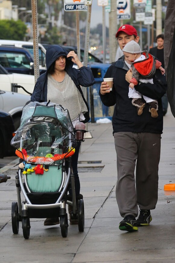 Neve Campbell et l'acteur J.J. Feild de sortie avec le petit Caspian dans les rues de Los Angeles le 2 décembre 2012.