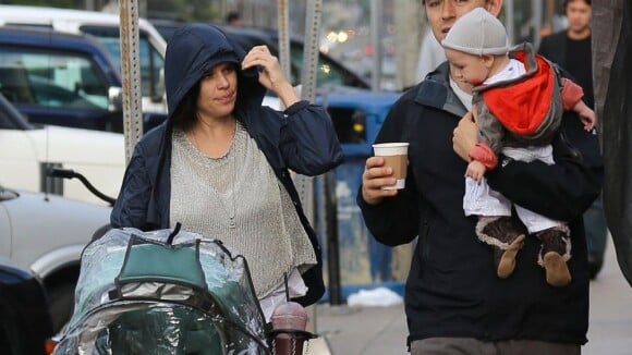 Neve Campbell : Promenade sous la pluie avec son fils Caspian