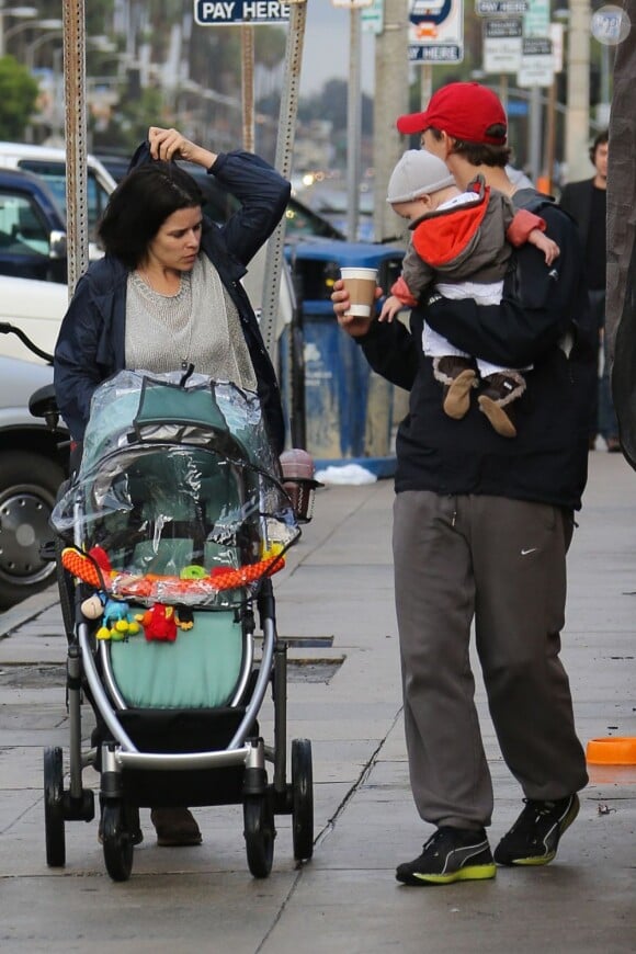 Neve Campbell et l'acteur J.J. Feild de sortie avec leur fils Caspian dans les rues de Los Angeles le 2 décembre 2012.