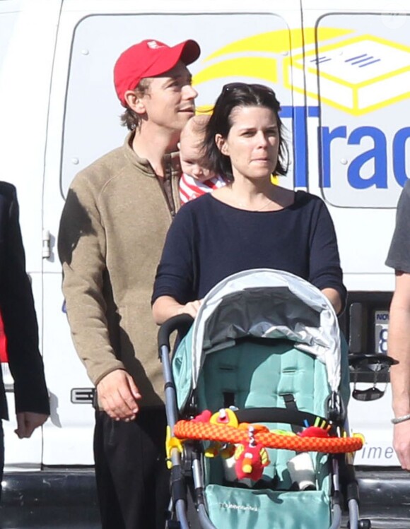 Neve Campbell, son petit ami J.J. Feild et leur fils Caspian se promènent à Los Angeles, le 21 novembre 2012.