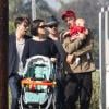Neve Campbell, son petit ami J.J. Feild et leur fils Caspian se promènent à Los Angeles, le 21 novembre 2012.