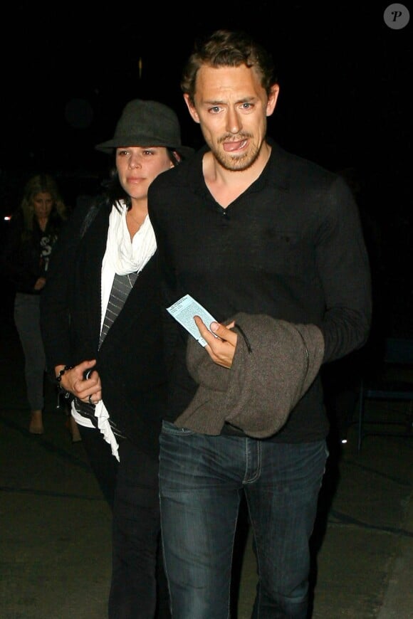 Neve Campbell et son compagnon J.J. Feild arrivent au concert de Coldplay à Los Angeles, le 4 mai 2012.