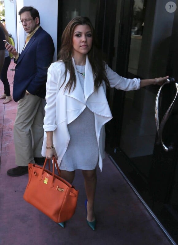 Kourtney Kardashian arrive au restaurant Milos pour déjeuner avec sa soeur Khloé. Miami, le 1er décembre 2012.