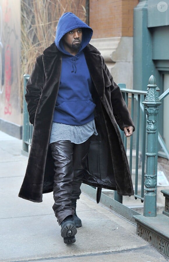 Kanye West fait du shopping seul dans le quartier de Soho, habillée d'un long manteau en velours sur un sweater Maison Martin Margiela et un t-shirt Robert Geller, un pantalon en cuir Bottega Veneta et des bottines Timberland. New York, le 29 novembre 2012.
