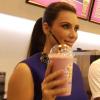 Kim Kardashian célèbre l'ouverture d'une nouvelle franchise de Millions of Milkshakes dans le centre commercial The Walk dans la ville de Riffa, à Bahreïn. Le 1er décembre 2012.