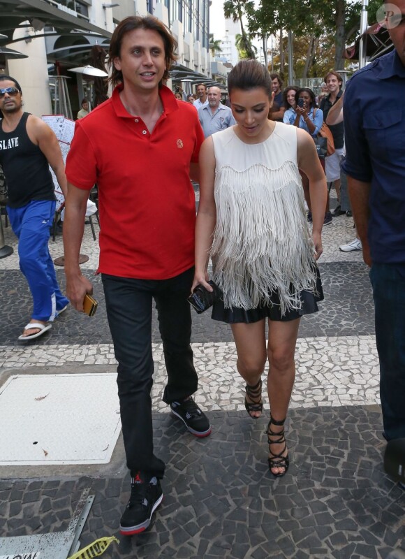 Kim Kardashian, sous bonne escorte avec son ami Jonathan Cheban, quittent le restaurant Serendipity 3 après y avoir déjeuné. Miami Beach, le 4 décembre 2012.