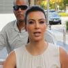 Kim Kardashian, habillée d'un top à franges, d'une mini-jupe en cuir et de sandales Tom Ford, est allée déjeuner au restaurant Serendipity 3 avec son ami Jonathan Cheban. Miami Beach, le 4 décembre 2012.