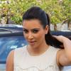 Kim Kardashian, stylée dans un top à franges et une mini-jupe en cuir, profite d'une belle journée à Miami Beach. Le 4 décembre 2012.