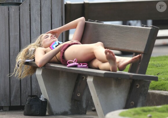 Exclusif - Elsa Hosk, totalement détendue à Saint-Barthélémy lors de son shooting pour Victoria's Secret. Le 4 décembre 2012.