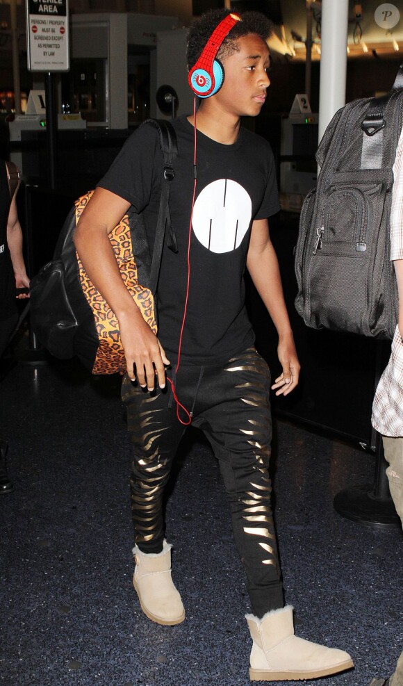 Jaden Smith arrive à l'aéroport de Los Angeles à Los Angeles, le 5 décembre 2012.