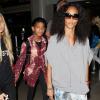Jada Pinkett Smith, Willow Smith et Jaden Smith arrivent à l'aéroport de Los Angeles à Los Angeles, le 5 décembre 2012.
