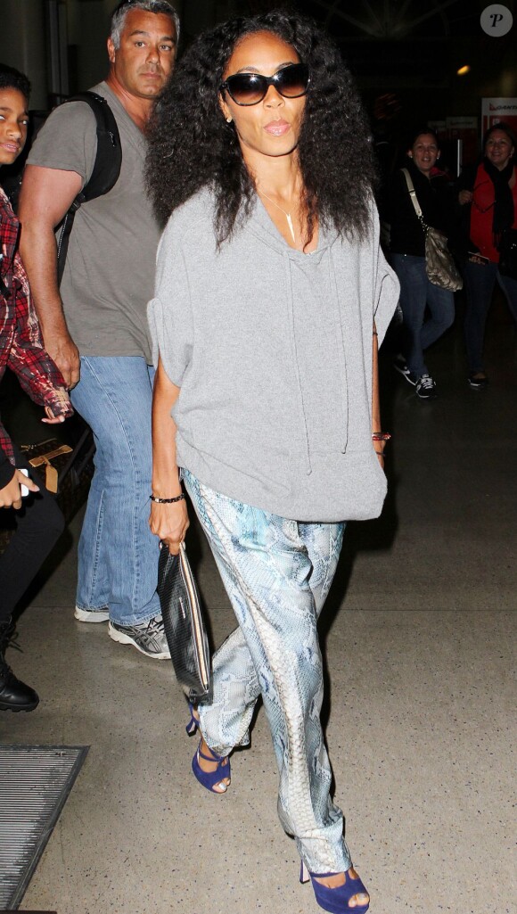 Jada Pinkett Smith, très bien habillée, Willow Smith et Jaden Smith arrivent à l'aéroport de Los Angeles à Los Angeles, le 5 décembre 2012.