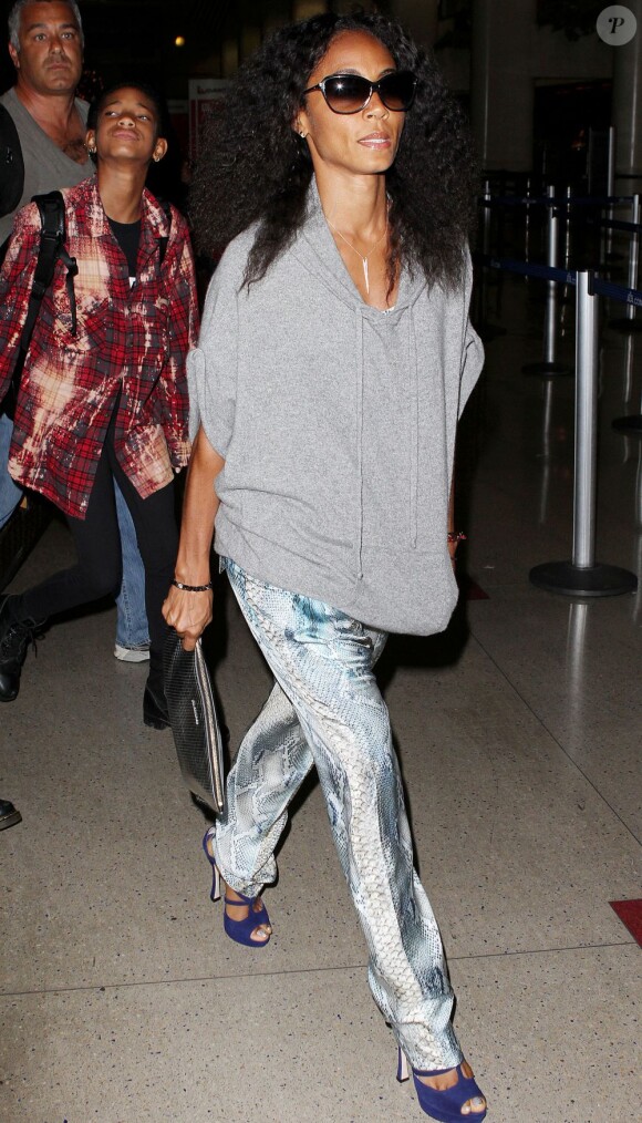 Jada Pinkett Smith et ses enfants arrivent à l'aéroport de Los Angeles à Los Angeles, le 5 décembre 2012.
