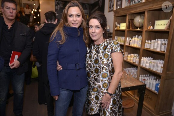 Sandrine Quétier et la directrice générale de Kiehl's France Nathalie Debras assistent à l'ouverture de la boutique Kiehl's au 55 rue du Faubourg Saint-Antoine, dans le onzième arrondissement de Paris. Le 6 décembre 2012.