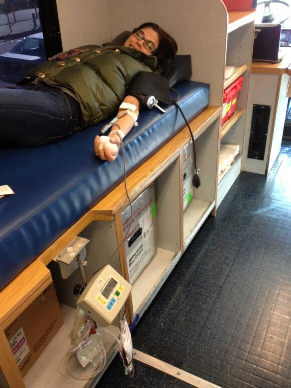 Teri Hatcher a posté des photos d'elle sur son compte Facebook pour sensibiliser aux dons du sang, le jeudi 6 décembre 2012.
 
