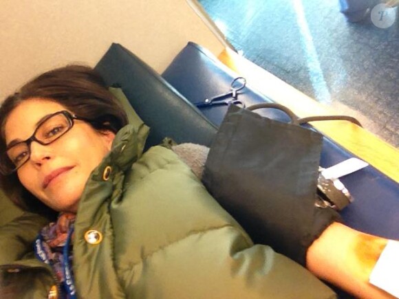 Teri Hatcher a posté des photos d'elle sur son compte Facebook pour sensibiliser les gens au don du sang, le jeudi 6 décembre 2012.
 