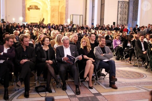 Michele Barzach, Alain Delon, Lara Fabian et Bernard Montiel à Paris le 3 décembre 2012 lors de la vente aux enchères des Frimousses de créateurs au profit de l'UNICEF au Petit Palais