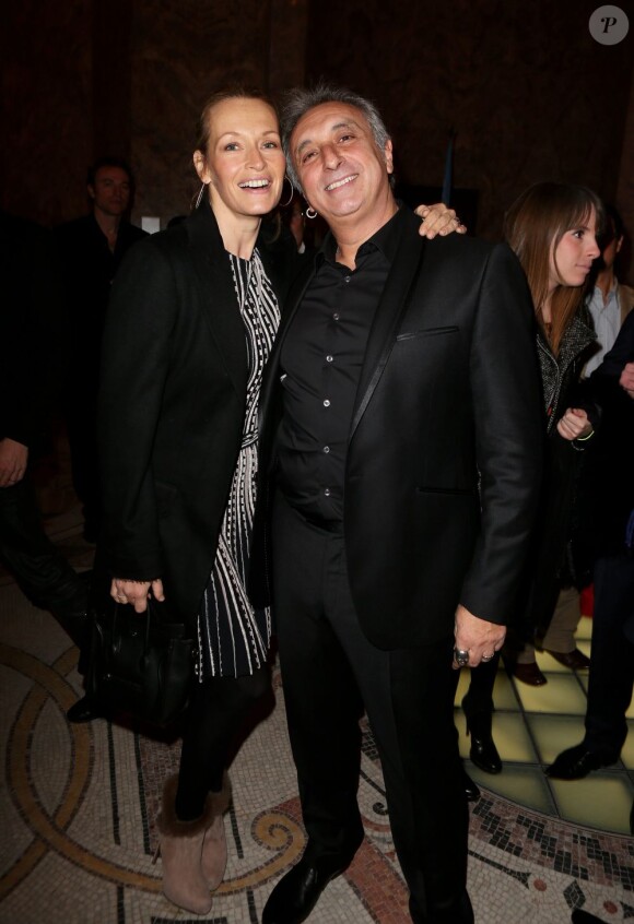 Estelle Lefébure et Gerard Pullicino à Paris le 3 décembre 2012 lors de la vente aux enchères des Frimousses de créateurs au profit de l'UNICEF au Petit Palais