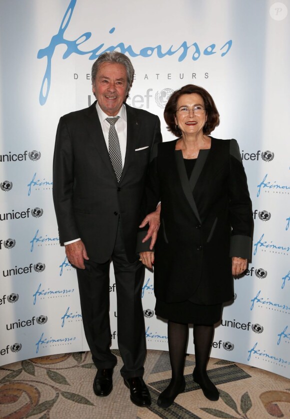 Alain Delon et Michele Barzach à Paris le 3 décembre 2012 lors de la vente aux enchères des Frimousses de créateurs au profit de l'UNICEF au Petit Palais