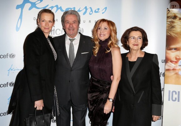 Estelle Lefébure, Alain Delon, Lara Fabian et Michele Barzach à Paris le 3 décembre 2012 lors de la vente aux enchères des Frimousses de créateurs au profit de l'UNICEF au Petit Palais